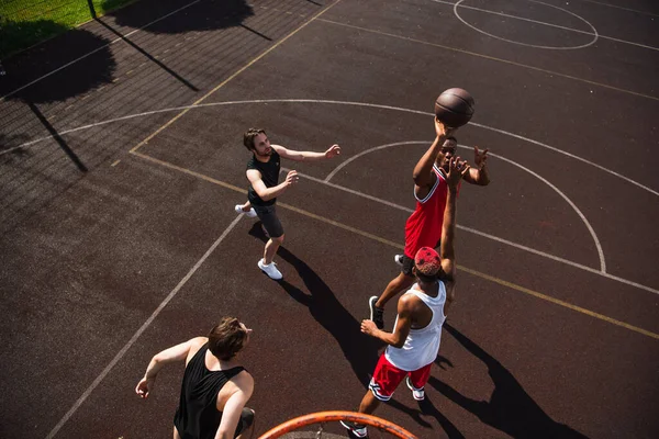 Vista Aérea Del Hombre Afroamericano Jugando Baloncesto Con Amigos — Foto de Stock