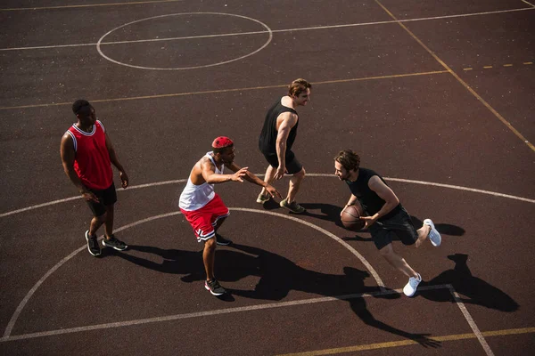 Vysoký Úhel Pohledu Muže Basketbalovým Míčem Běží Hřišti Blízkosti Multietnických — Stock fotografie