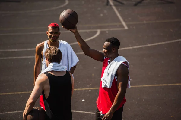 Deportistas Interraciales Con Toallas Pelotas Baloncesto Aire Libre —  Fotos de Stock