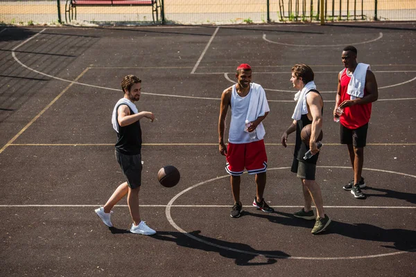 Deportistas Multiétnicos Sonrientes Con Pelotas Baloncesto Toallas Hablando Patio Aire — Foto de Stock