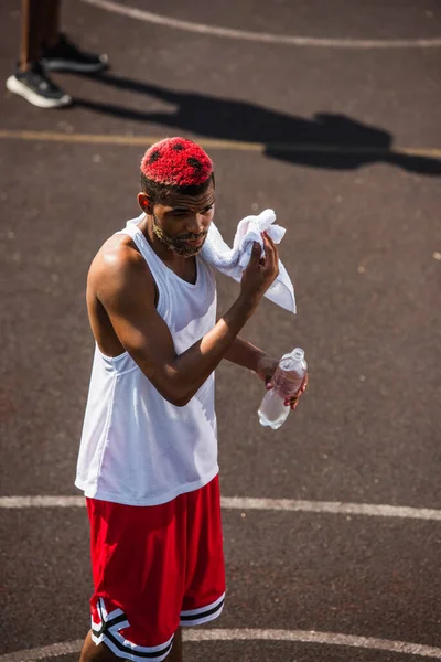 Vista Alto Ângulo Esportista Afro Americano Segurando Toalha Garrafa Água — Fotografia de Stock