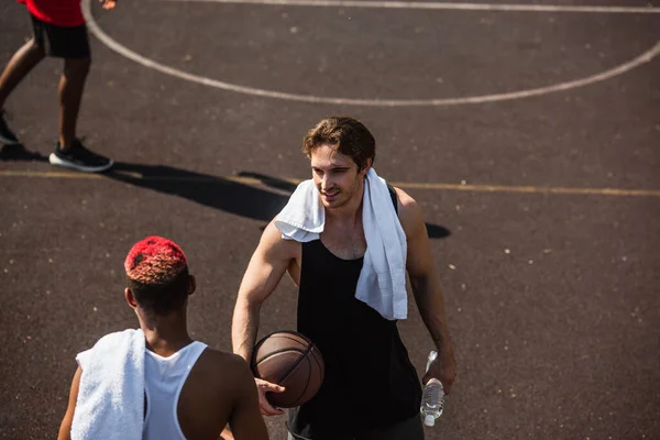 Вид Улыбающегося Мужчину Полотенцем Баскетбольным Мячом Смотрящего Африканского Американского Друга — стоковое фото