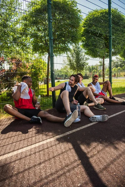 Deportista Sonriente Haciendo Puño Con Amigo Afroamericano Patio Recreo — Foto de Stock