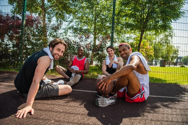 Happy Multiethnic Sportsmen Looking Camera Basketball Playground — Stock Photo, Image