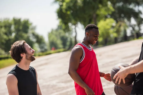 Sonriente Hombre Afroamericano Pie Cerca Amigos Con Pelotas Baloncesto Primer — Foto de Stock