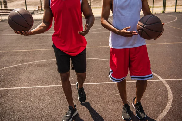 Vista Recortada Jugadores Baloncesto Afroamericanos Caminando Parque Infantil Aire Libre — Foto de Stock