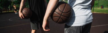 Basketbol toplarını açık havada tutan adamlar, afiş. 