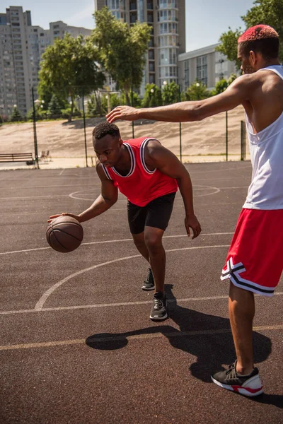 Afrikai Amerikai Sportoló Kosárlabdázik Közeli Barátja Pályán — Stock Fotó