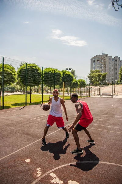 Deportistas Afroamericanos Jugando Baloncesto Cancha — Foto de Stock