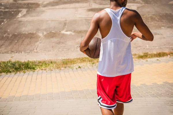 Vista Recortada Del Deportista Afroamericano Con Pelota Baloncesto Caminando Aire — Foto de Stock