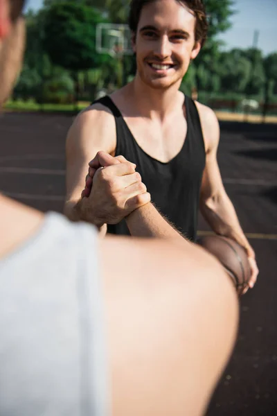 Glimlachende Sporters Met Basketbal Begroeten Buiten — Stockfoto