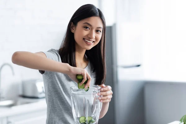 Young Asian Woman Smiling Camera While Adding Sliced Cucumber Blender — Stock Photo, Image