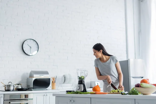 Giovane Donna Asiatica Tagliare Verdure Vicino Agitatore Elettrico Cucina Moderna — Foto Stock