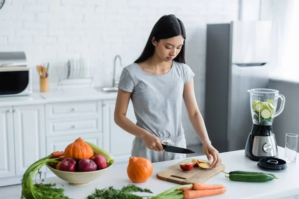 Mujer Asiática Cortando Manzana Cerca Verduras Frescas Manzanas Coctelera Eléctrica —  Fotos de Stock