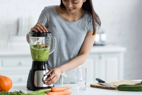 Happy Asian Woman Preparing Vegetable Smoothie Breakfast Kitchen — Stock Photo, Image