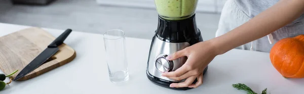 Visão Parcial Mulher Preparando Smoothie Fresco Perto Placa Corte Abóbora — Fotografia de Stock