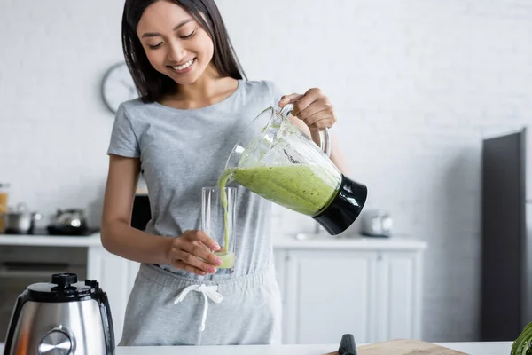 Happy Asian Woman Pouring Fresh Smoothie Glass Kitchen — Stock Photo, Image