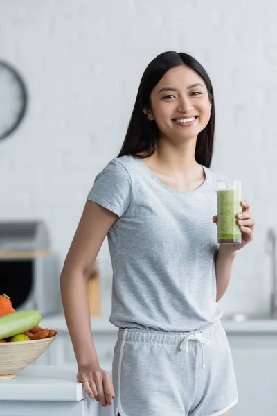 Cheerful Asian Woman Glass Fresh Smoothie Looking Camera Kitchen — Stock Photo, Image
