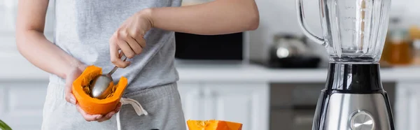 Vista Ritagliata Della Donna Che Pulisce Zucca Matura Con Cucchiaio — Foto Stock