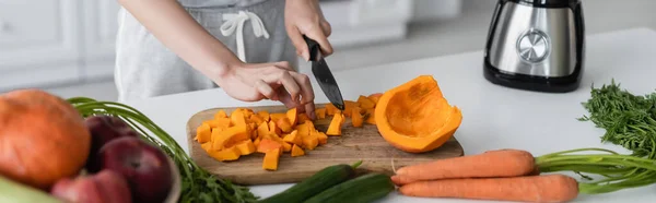 Vista Parcial Mujer Cortando Calabaza Cerca Verduras Frescas Mesa Cocina — Foto de Stock