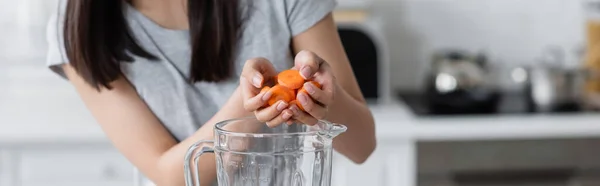 Teilansicht Einer Frau Die Aufgeschnittene Möhren Ein Shaker Glas Gibt — Stockfoto