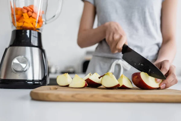 Vista Recortada Mujer Borrosa Cortando Manzana Tabla Cortar Cerca Agitador — Foto de Stock