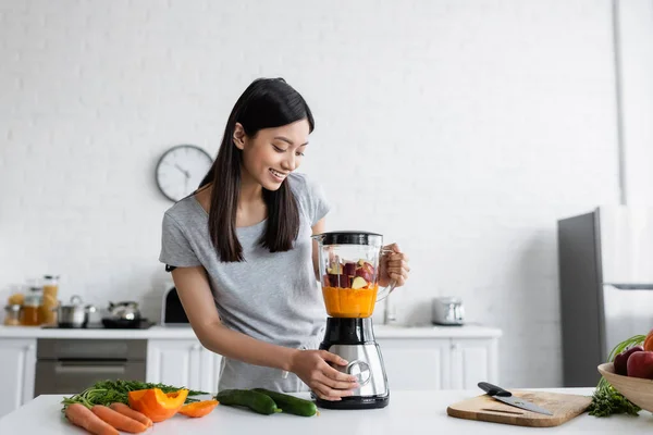 Happy Asian Woman Preparing Fresh Smoothie Breakfast Kitchen — Stock Photo, Image