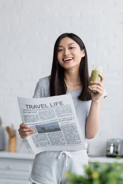 Šťastná Asijská Žena Cestovní Život Noviny Sklenice Čerstvého Smoothie Při — Stock fotografie