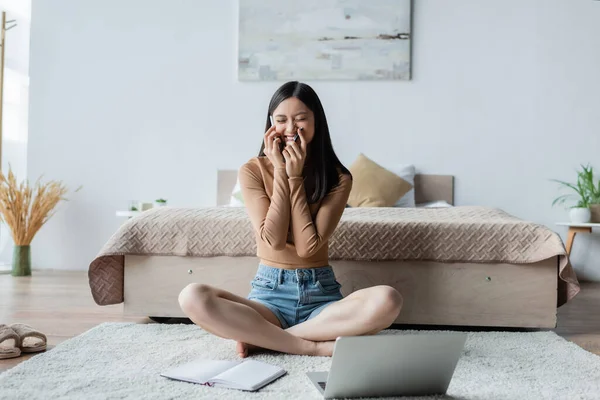 Donna Asiatica Seduta Sul Pavimento Con Gambe Incrociate Ridendo Durante — Foto Stock