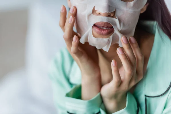 Beskärd Över Kvinnan Som Applicerar Sheet Mask Ansiktet Hemma — Stockfoto