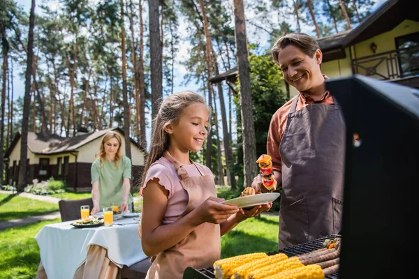 Smiling Father Holding Grilled Vegetables Grill Daughter Outdoors — Zdjęcie stockowe