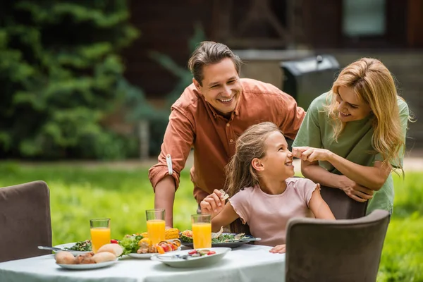 Familia Alegre Cerca Comida Sabrosa Durante Picnic Aire Libre — Foto de Stock