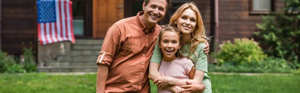 Familia Feliz Sonriendo Cámara Cerca Borrosa Bandera Americana Aire Libre — Foto de Stock