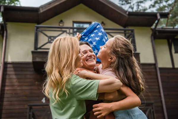 Familia Con Bandera Americana Abrazándose Aire Libre Durante Fin Semana — Foto de Stock