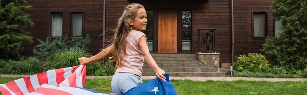 Vista Laterale Della Ragazza Sorridente Che Tiene Bandiera Americana Corre — Foto Stock