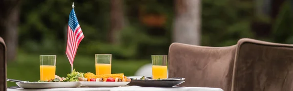 Bandera Americana Cerca Deliciosa Comida Jugo Naranja Mesa Bandera — Foto de Stock