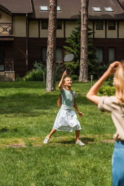 Criança Sorrindo Jogando Badminton Perto Mãe Gramado — Fotografia de Stock