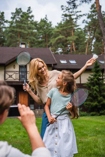 Mosolygós Gazdaság Tollaslabda Shuttlecock Közelében Lánya Férje Okostelefon — Stock Fotó