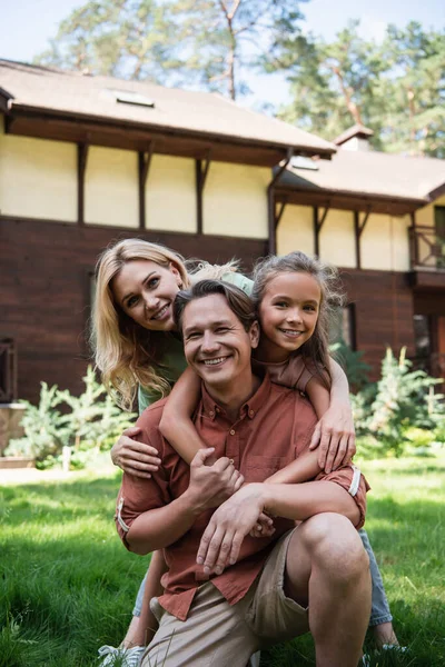 Mujer Niña Abrazando Padre Hierba Aire Libre — Foto de Stock