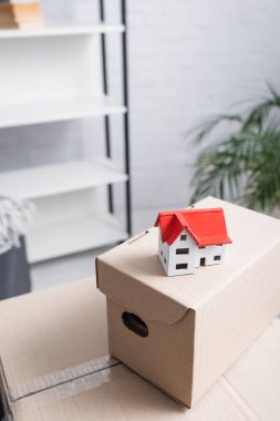 Yeni dairedeki karton paketlerdeki ev modelinin yüksek açılı görüntüsü 
