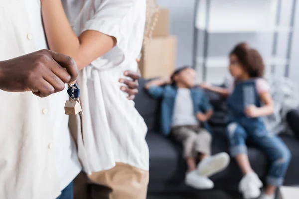 Africano Americano Hombre Con Clave Abrazar Esposa Cerca Niños Borrosa — Foto de Stock