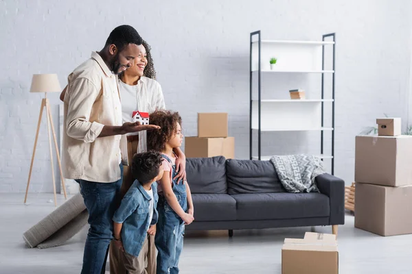 Africano Americano Holding Casa Modelo Cerca Feliz Familia Nuevo Apartamento — Foto de Stock