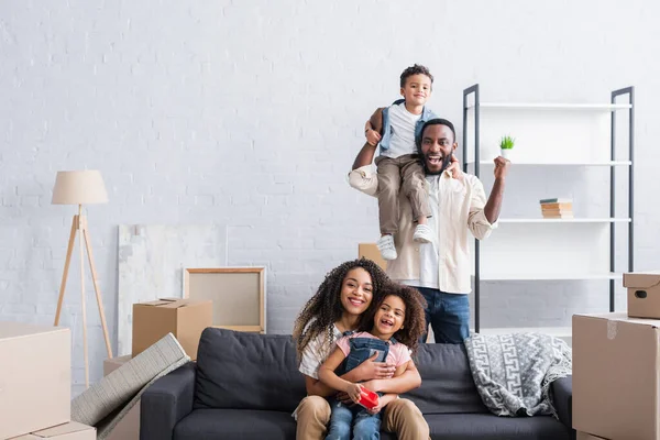 Hombre Afroamericano Feliz Con Hijo Hombro Mostrando Gesto Victoria Cerca — Foto de Stock