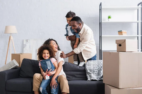 Felice Uomo Afro Americano Toccando Spalla Moglie Eccitata Vicino Bambini — Foto Stock