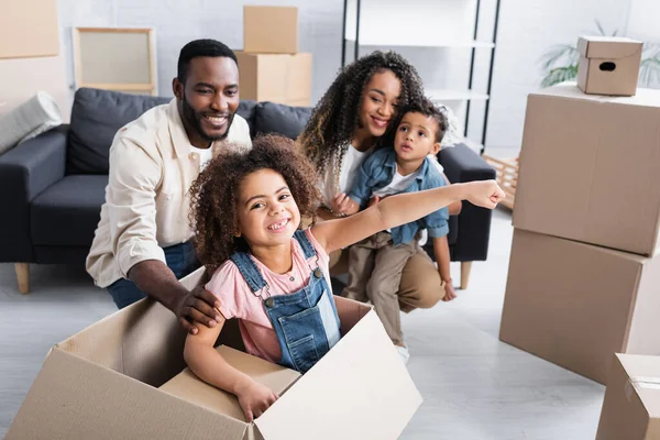 Upphetsad Afrikansk Amerikansk Flicka Har Roligt Kartong Låda Nära Familjen — Stockfoto