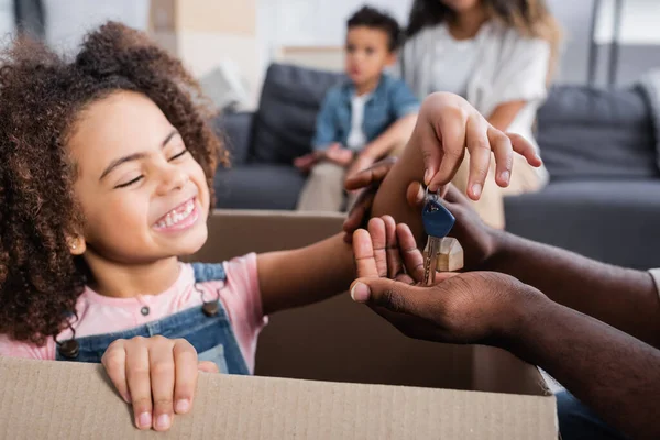 Enfant Afro Américain Joyeux Donnant Clé Nouvel Appartement Papa — Photo