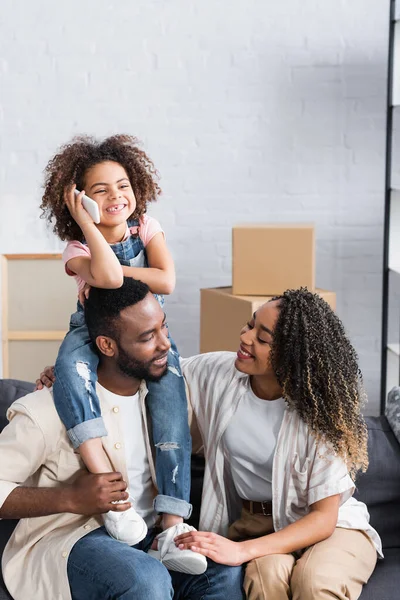 Africano Americano Chica Hablando Smartphone Mientras Sentado Hombros Padre — Foto de Stock