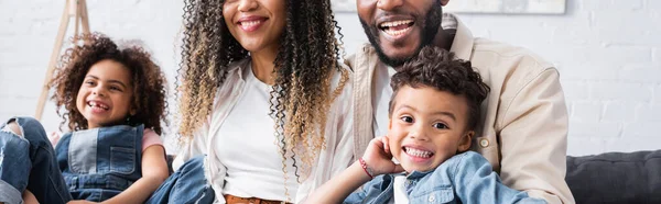 明るいアフリカ系アメリカ人の家族が笑顔で家に帰り — ストック写真