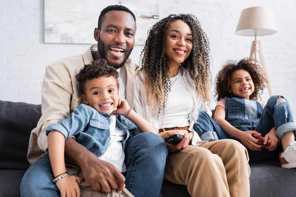 Fröhliche Afrikanisch Amerikanische Familie Vor Dem Fernseher Hause — Stockfoto