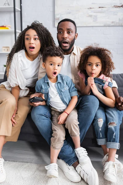 Hämmästynyt Afrikkalainen Amerikkalainen Perhe Katselee Televisiota Yhdessä Kotona — kuvapankkivalokuva